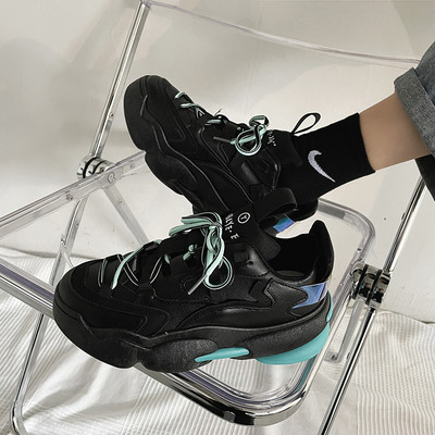 Novi model ženskih tenisica sa grubim đonom u crnoj i bež boji