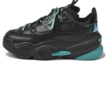 Novi model ženskih tenisica sa grubim đonom u crnoj i bež boji