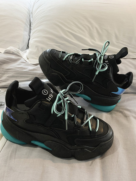 Novi model ženskih tenisica sa grubim đonom u crnoj i bež boji