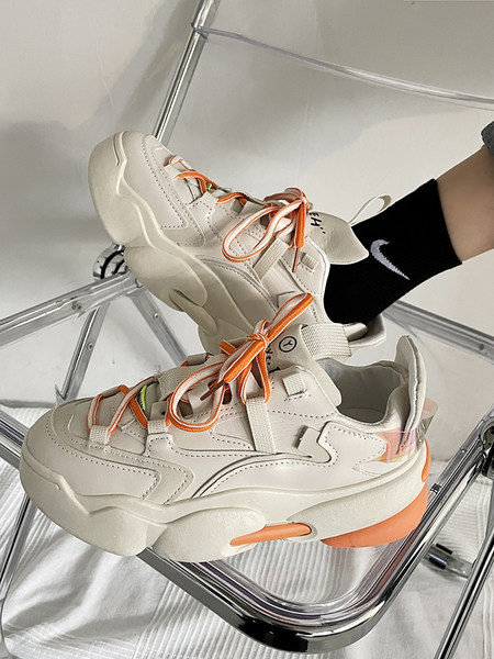 Novi model ženskih tenisica sa grubim đonom u crnoj i bež boji