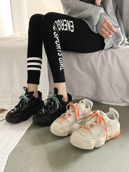 Novi model ženskih tenisica sa grubim đonom u crnoj i bež boji