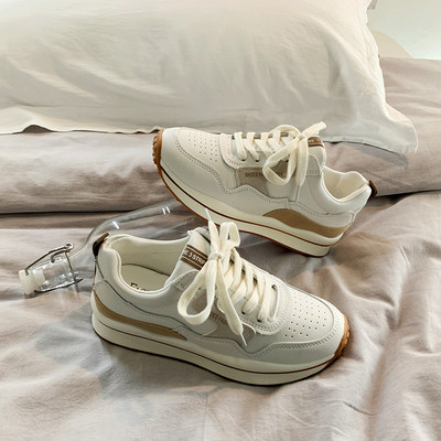 Γυναικεία μοντέρνα sneakers με επίπεδη σόλα και κορδόνια σε δύο χρώματα