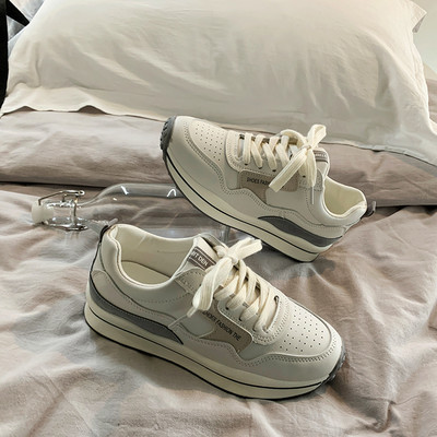 Γυναικεία μοντέρνα sneakers με επίπεδη σόλα και κορδόνια σε δύο χρώματα