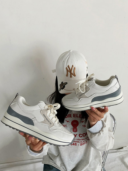 Adidași moderni de damă cu talpă plată și șireturi în două culori