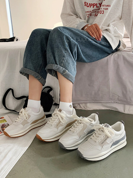 Adidași moderni de damă cu talpă plată și șireturi în două culori