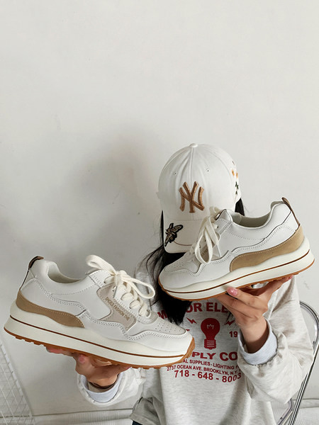 Adidași moderni de damă cu talpă plată și șireturi în două culori