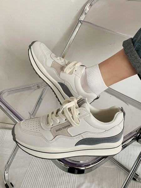 Adidași moderni de damă cu talpă plată și șireturi în două culori