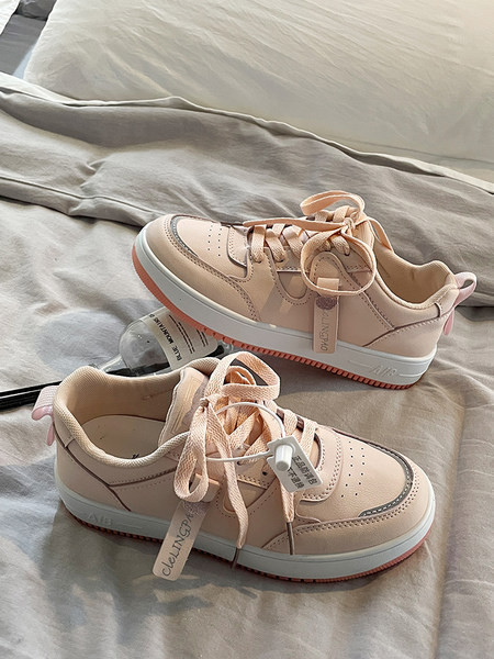 Elegantne ženske tenisice od eko kože u dvije boje jednobojni model