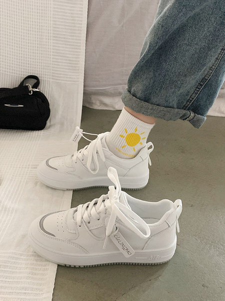 Elegantne ženske tenisice od eko kože u dvije boje jednobojni model