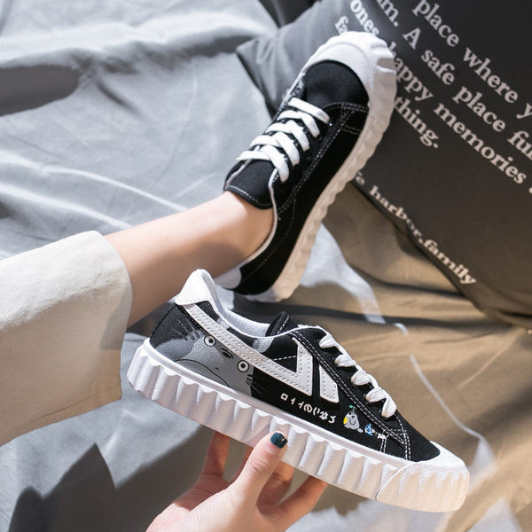 Ženske casual tenisice s aplikacijom u bijeloj i crnoj boji