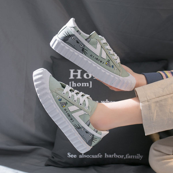 Ženske casual tenisice s aplikacijom u bijeloj i crnoj boji