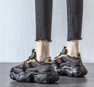 Aktualne ženske tenisice sa grubim đonom u dvije boje