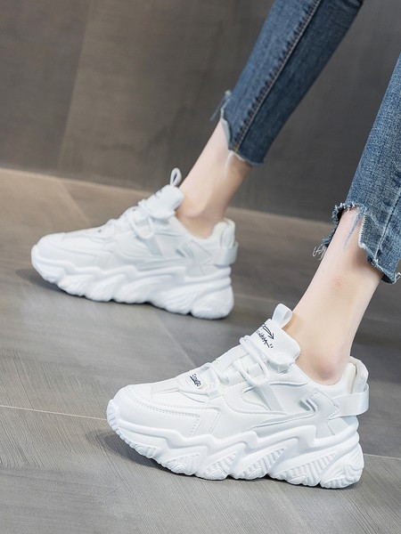 Novi model ženskih tenisica sa vezicama i grubim đonom