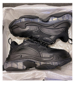 Κομψά γυναικεία sneakers με τραχιά σόλα σιλικόνης και κορδόνια