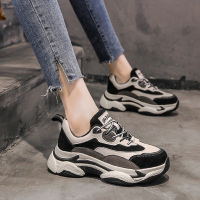 Γυναικεία αθλητικά παπούτσια με επιγραφή και χοντρή σόλα