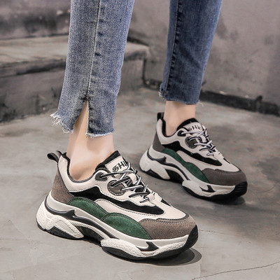 Γυναικεία αθλητικά παπούτσια με επιγραφή και χοντρή σόλα