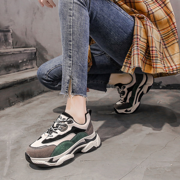 Γυναικεία αθλητικά παπούτσια με επιγραφή και χοντρή σόλα