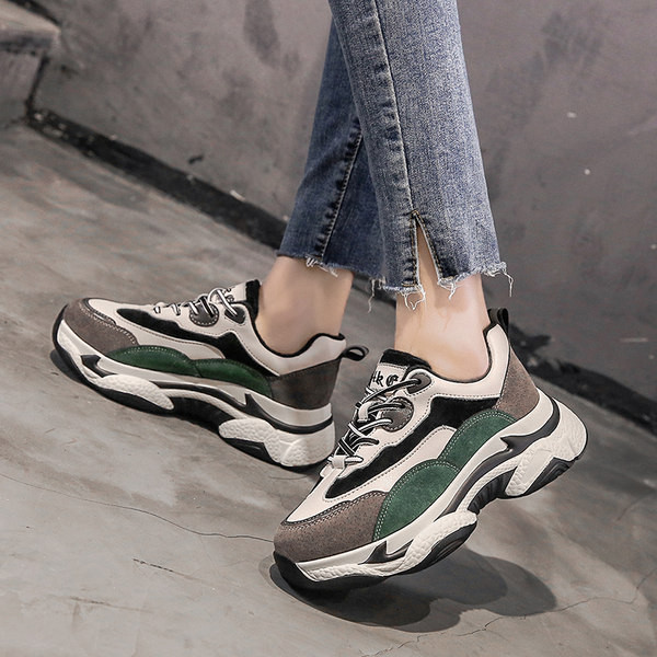 Γυναικεία αθλητικά παπούτσια με επιγραφή και χοντρή σόλα