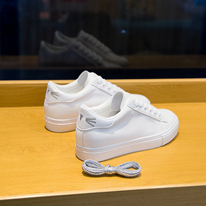 Kahes värvitoonis tikandiga vabaaja naiste tossud