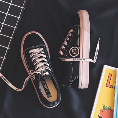 Uus mudel musta värvi paeltega naiste tossud