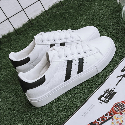 Kahe mudeliga vabaaja naiste tossud lameda tallaga