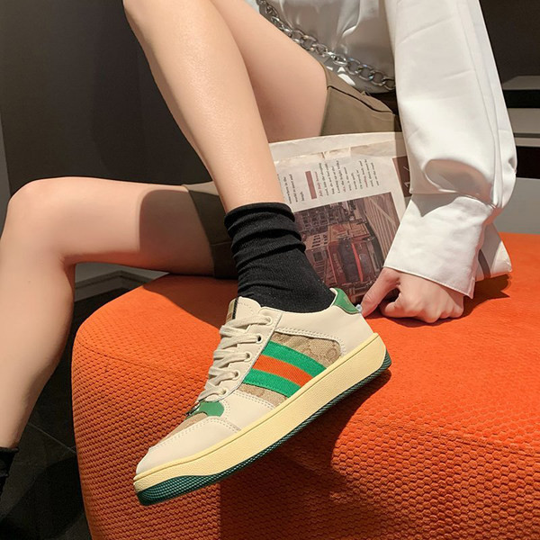 Stiilsed naiste tossud tikandi ja metallelemendiga