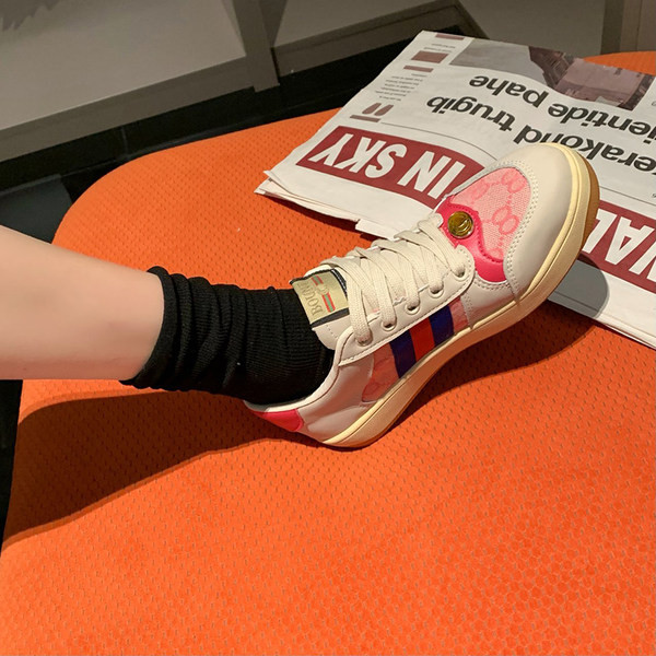 Stiilsed naiste tossud tikandi ja metallelemendiga