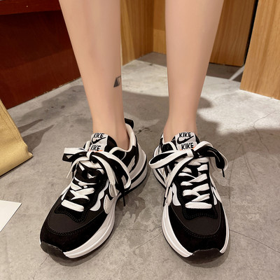 Stilīgas sieviešu kedas ar mežģīnēm un uzrakstu