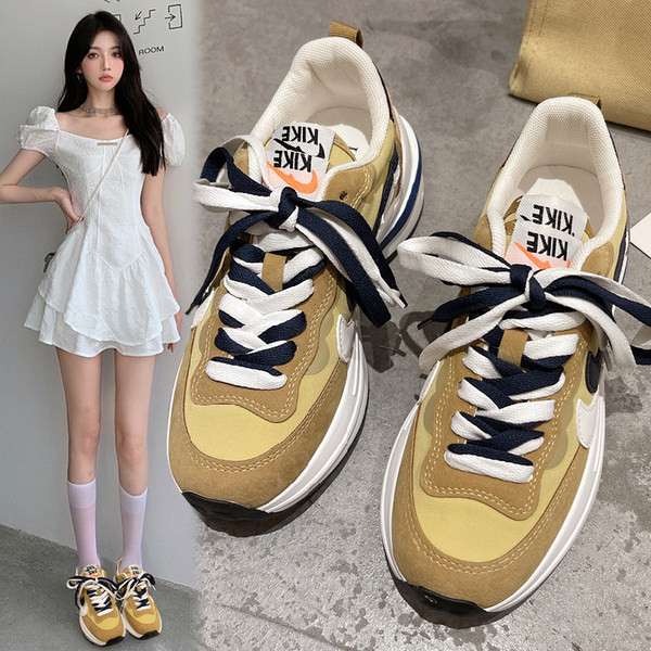 Stilīgas sieviešu kedas ar mežģīnēm un uzrakstu