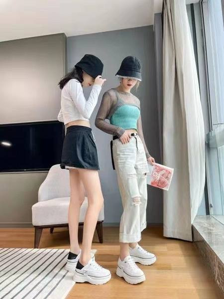 Novi model ženskih tenisica sa visokom platformom u bijeloj boji