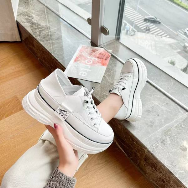 Novi model ženskih tenisica sa visokom platformom u bijeloj boji