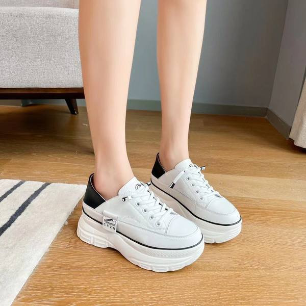 Novi model ženskih tenisica sa visokom platformom u bijeloj boji