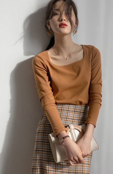 Ženska pripijena bluza sa špic izrezom