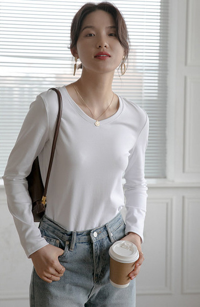 Ženska pripijena bluza sa špic izrezom