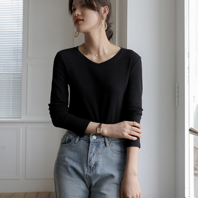 Ženska pripijena bluza sa špic izrezom