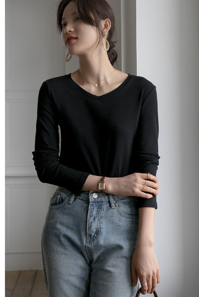 Ženska pripijena bluza sa špic izrezom