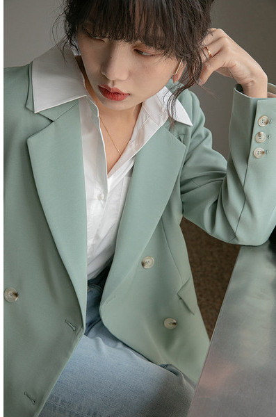 Μοντέρνο γυναικείο πουκάμισο με κουμπιά και κλασικό γιακά