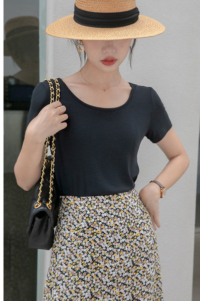 Laisva moteriška palaidinė trumpomis rankovėmis - paprasto modelio