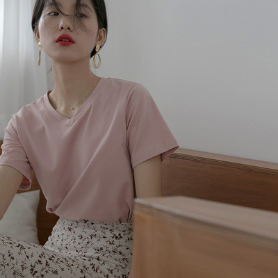 Običan model ženske majice kratkih rukava