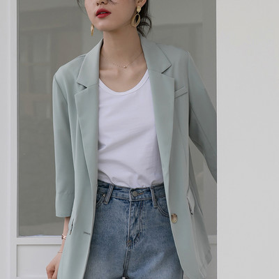 Običan model ženske majice kratkih rukava