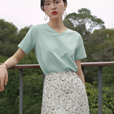 Običan model ženske majice kratkih rukava