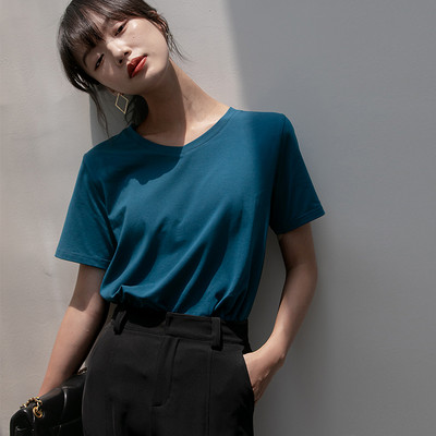 Običan model ženske majice kratkih rukava
