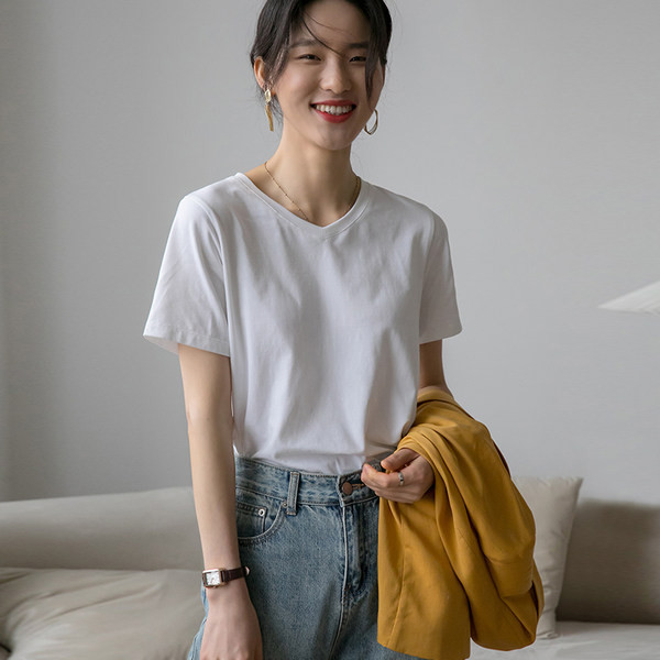 Običan model ženske majice kratkih rukava