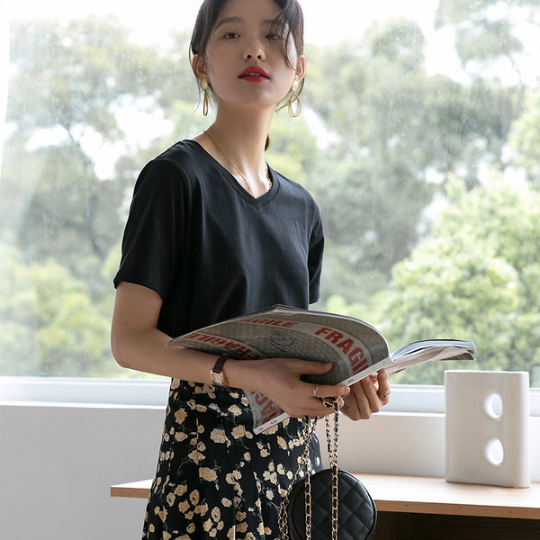 Običan model ženske majice kratkih rukava