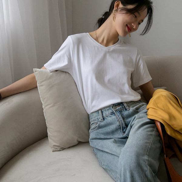 Običan model ženske majice kratkih rukava