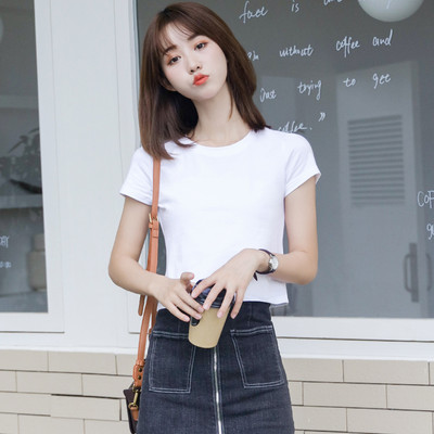 Κοντό βαμβακερό μπλουζάκι με οβάλ λαιμόκοψη