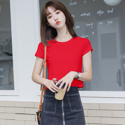 Κοντό βαμβακερό μπλουζάκι με οβάλ λαιμόκοψη