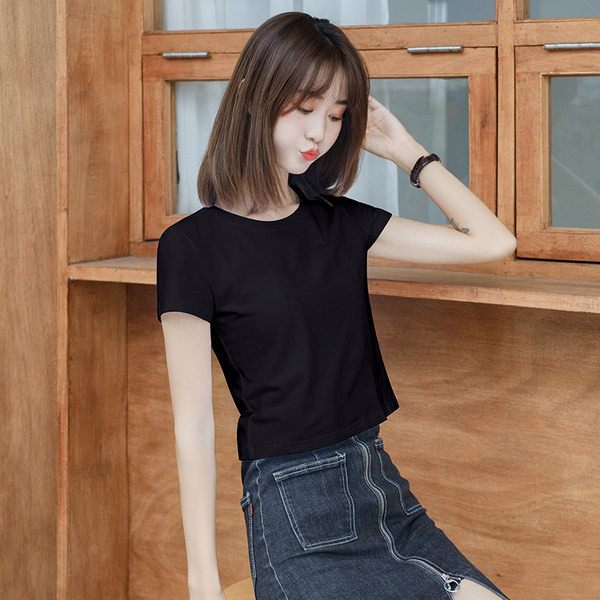 Κοντό βαμβακερό μπλουζάκι με οβάλ λαιμόκοψη