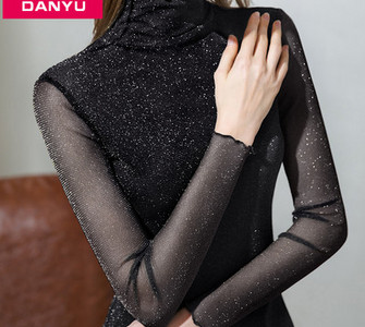 Ženska pripijena polo majica s kovrčama i sjajnim efektom