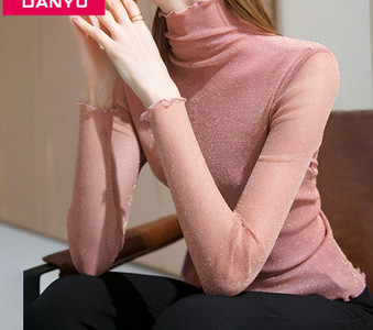 Ženska pripijena polo majica s kovrčama i sjajnim efektom